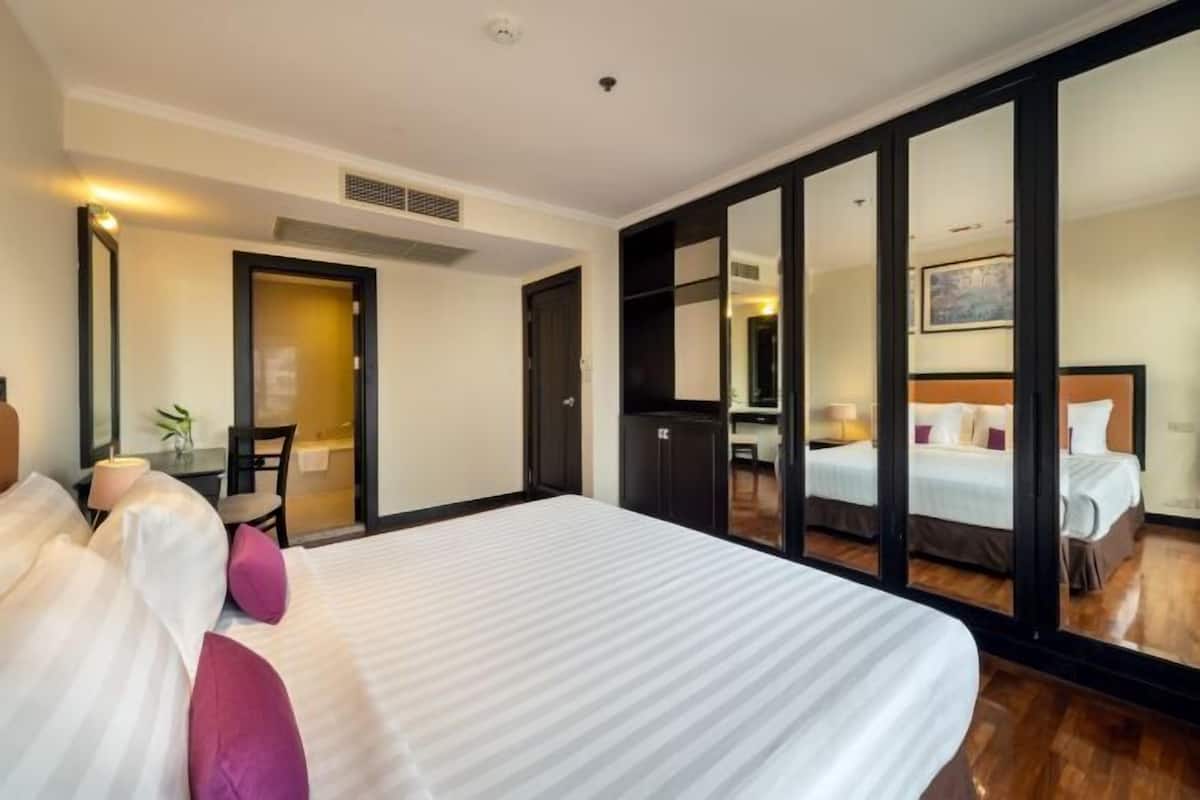 2 bedrooms, premium bedding, in-room safe, desk
