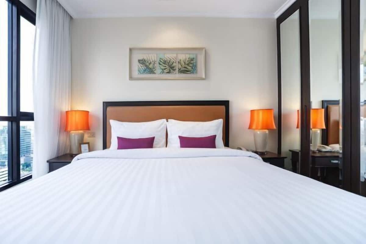 2 bedrooms, premium bedding, in-room safe, desk