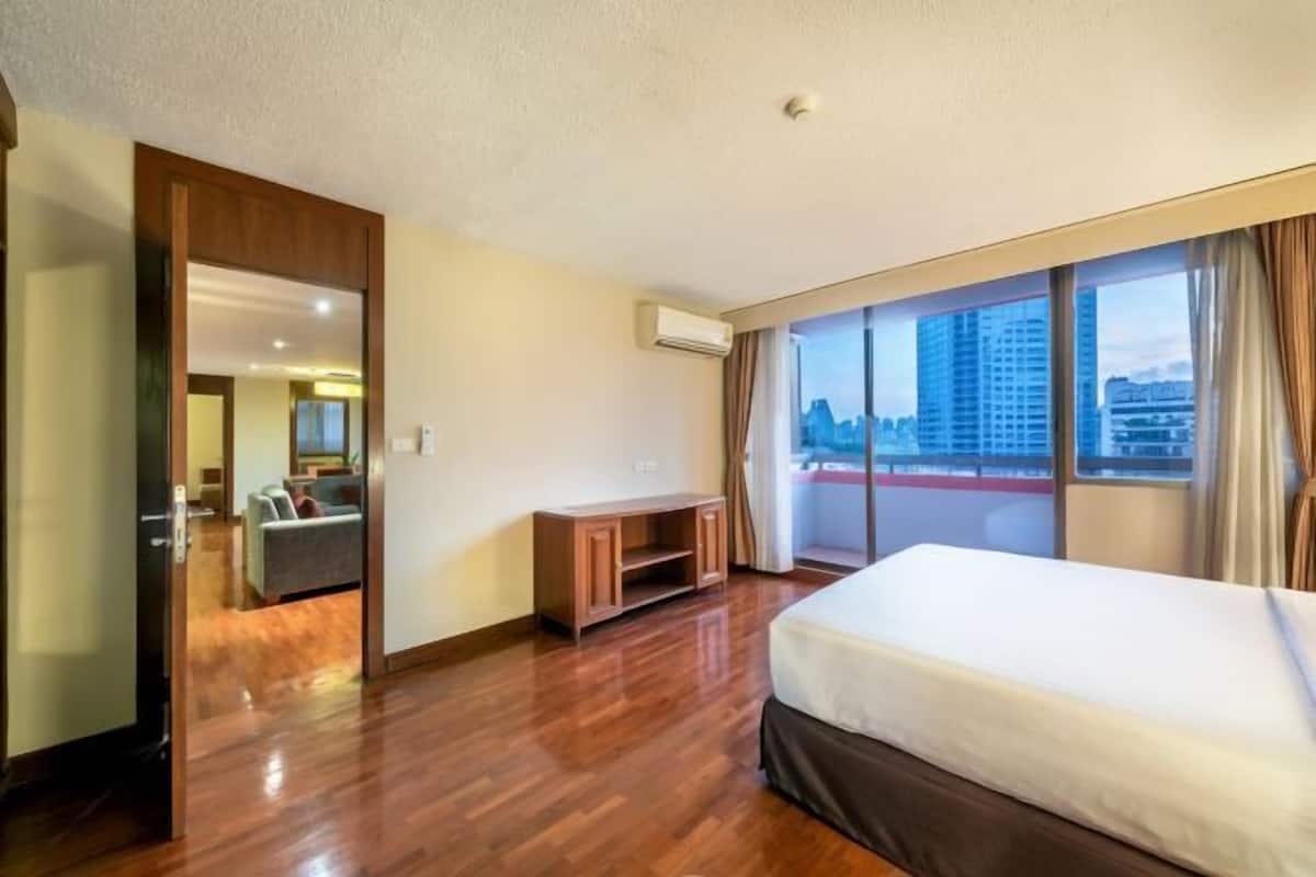 2 bedrooms, premium bedding, in-room safe, desk