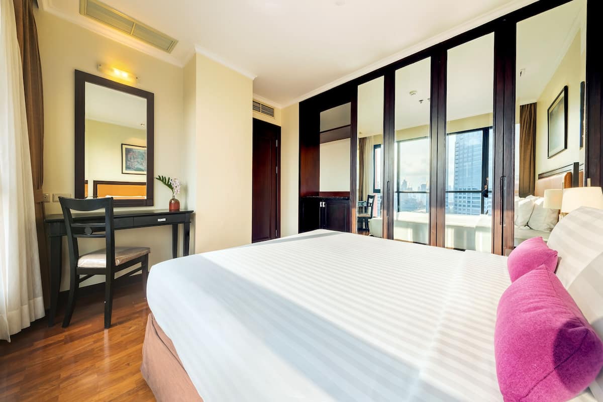 2 bedrooms, premium bedding, in-room safe, desk
