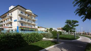 Vista frontal de la propiedad