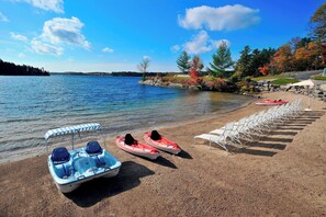 Aan een privéstrand, waterskiën, kajakken, varen met een motorboot