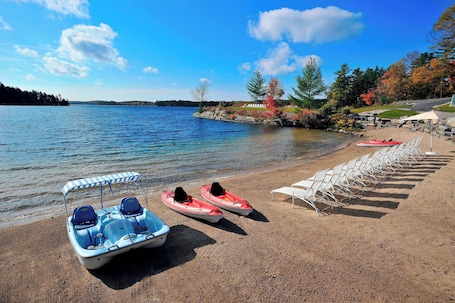 Playa privada, ski acuático, kayak, paseos en botes a motor. JW Marriott The Rosseau Muskoka Resort & Spa