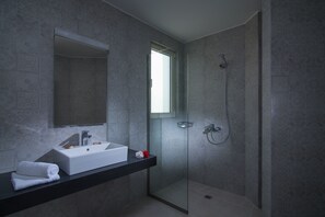 Shower, hair dryer, towels - Ourania Apartments (Hersonissos)
