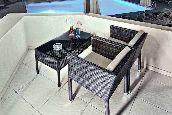 Una piscina al aire libre de temporada (de 09:00 a 20:00), sombrillas