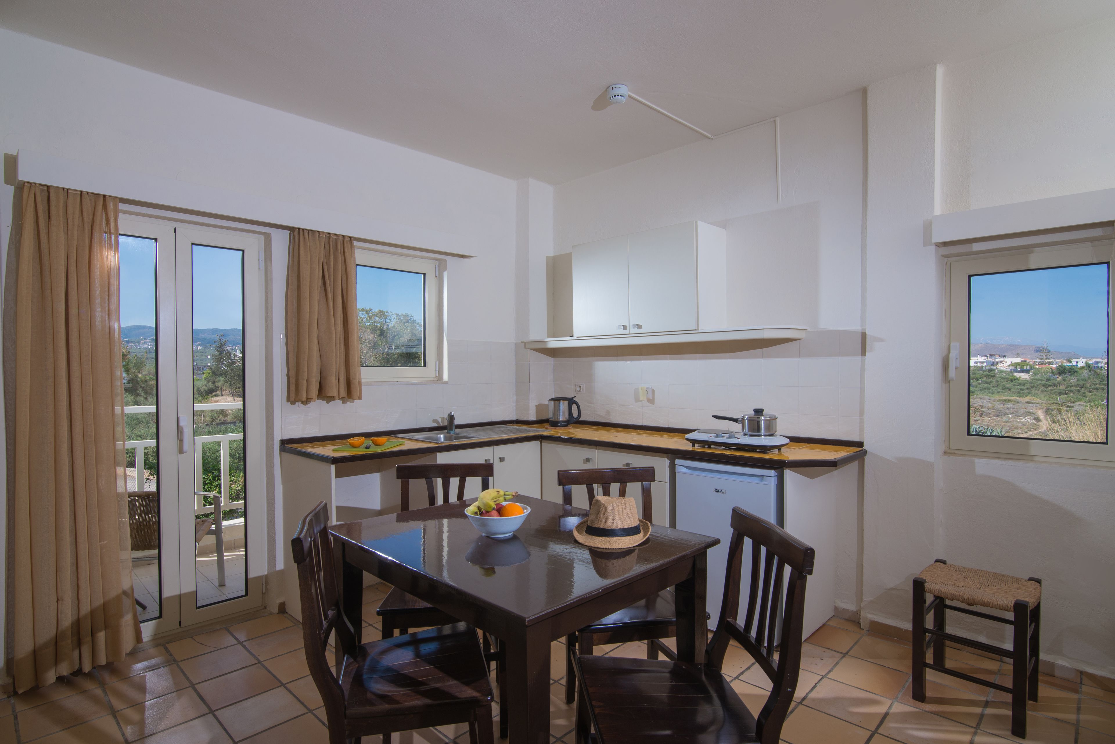 Una cocina moderna con comedor, vistas al exterior y un balcón.