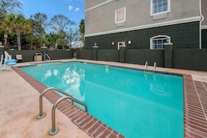 Outdoor pool - La Quinta Inn & Suites by Wyndham Broussard - Lafayette Area (Broussard)