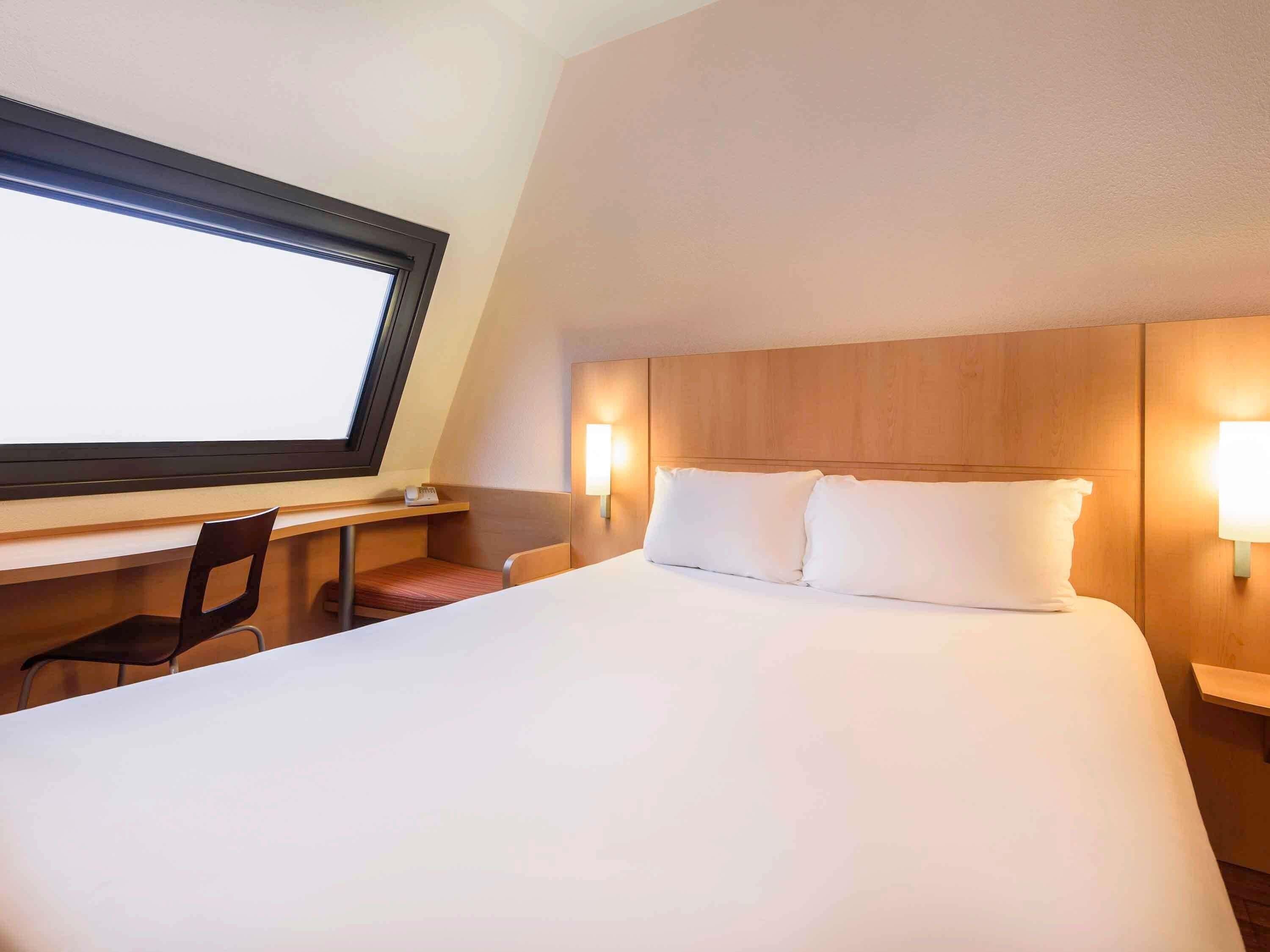 Standard Room, 1 Double Bed | In-room safe, desk, laptop workspace, blackout drapes