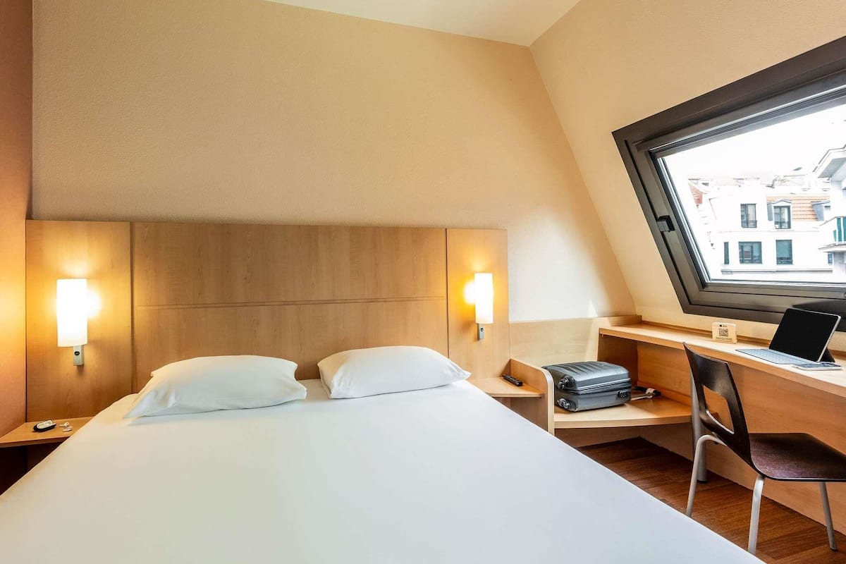Standard Room, 1 Double Bed | In-room safe, desk, laptop workspace, blackout drapes
