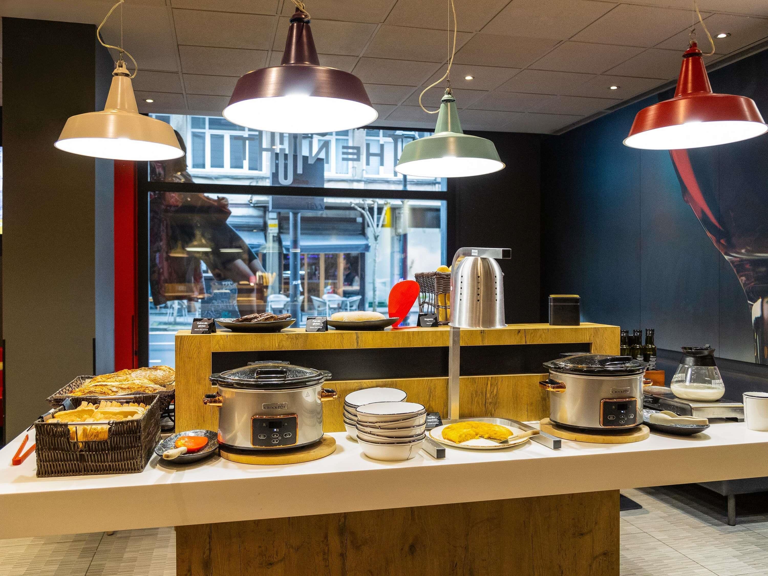 Desayuno continental (EUR 11 por persona) 