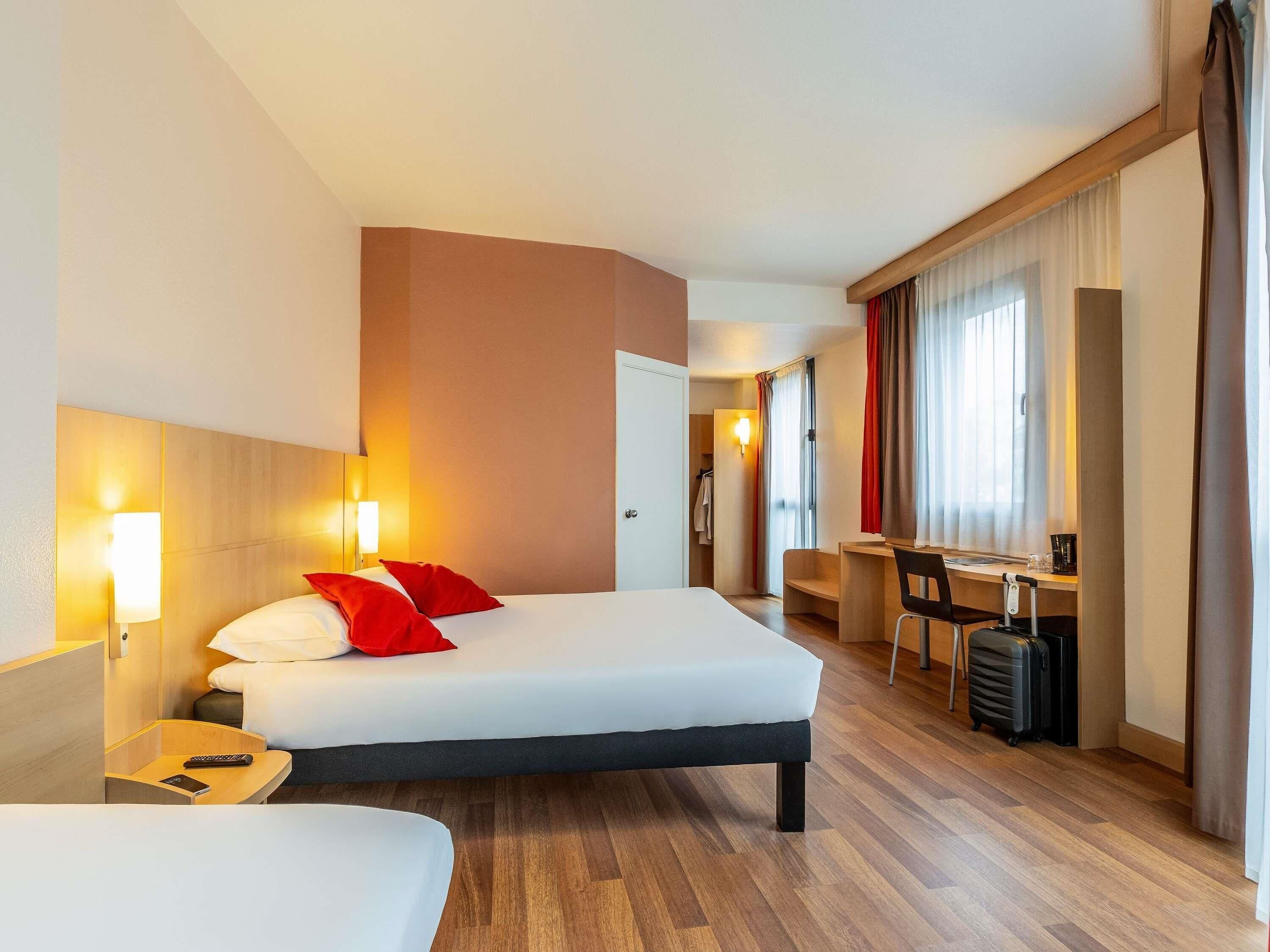 Habitación doble Premium | Caja de seguridad en la habitación y escritorio 