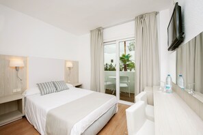 Single Room | In-room safe, desk, laptop workspace, blackout drapes