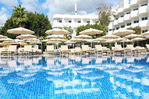 Una piscina techada, una piscina al aire libre