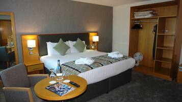Executive Double Room, 1 Bedroom | Bathroom | Designer toiletries, hair dryer, towels