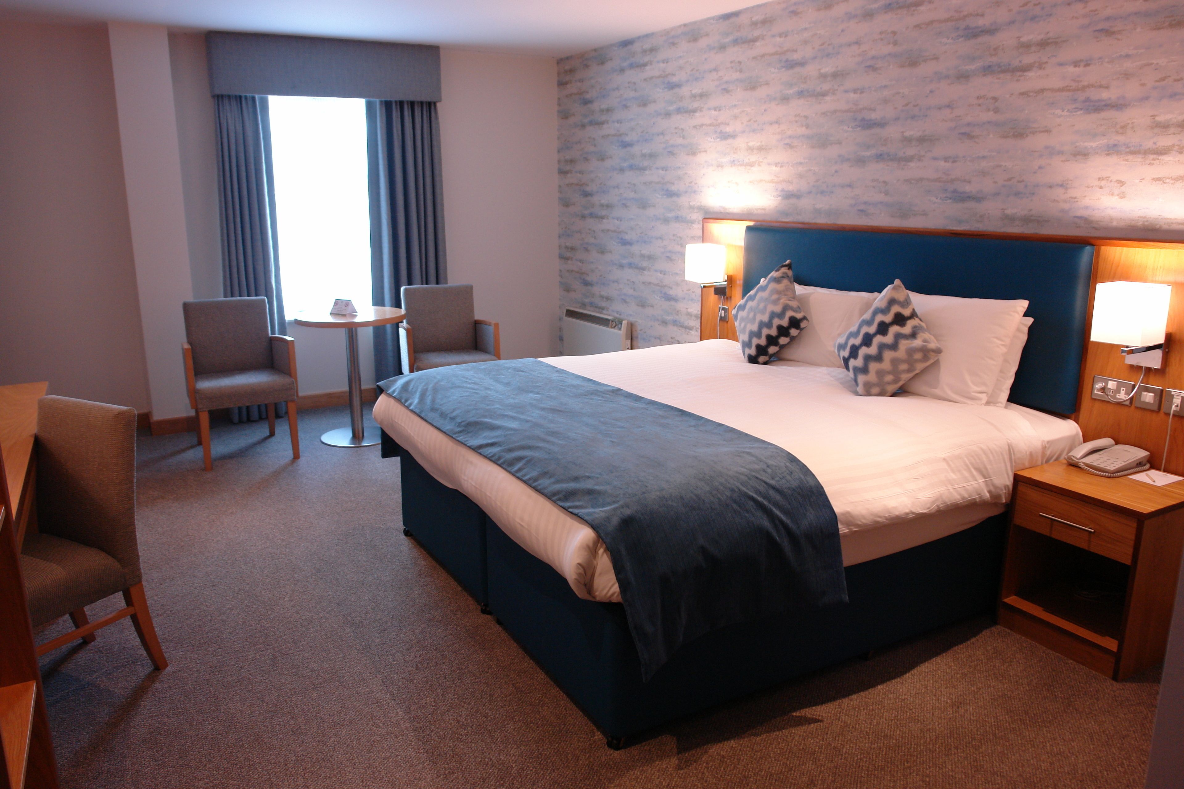 Egyptian cotton sheets, in-room safe, desk, bed sheets