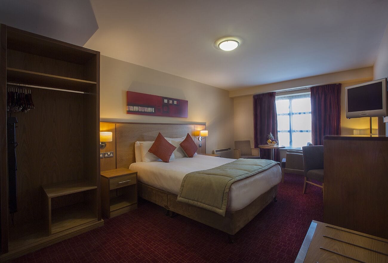 Egyptian cotton sheets, in-room safe, desk, bed sheets