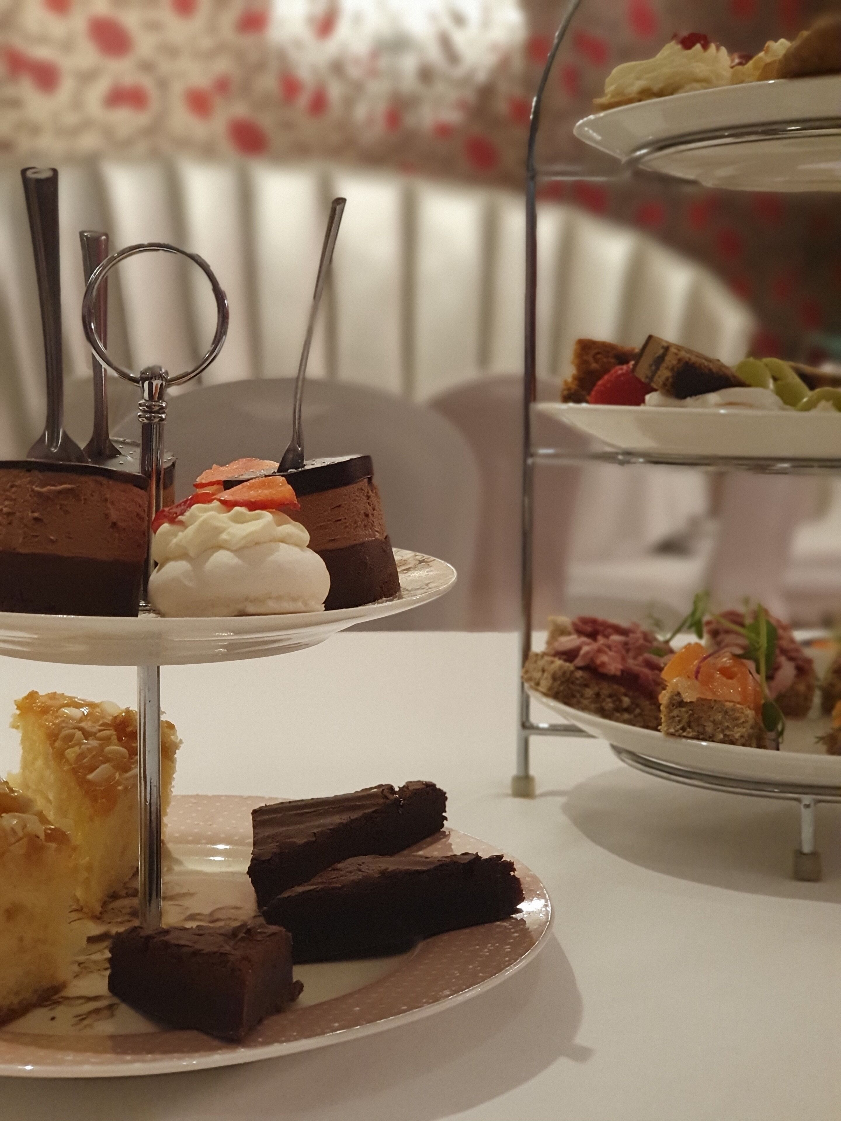 Melayani sarapan, makan siang, makan malam; sajian masakan Eropa Modern 