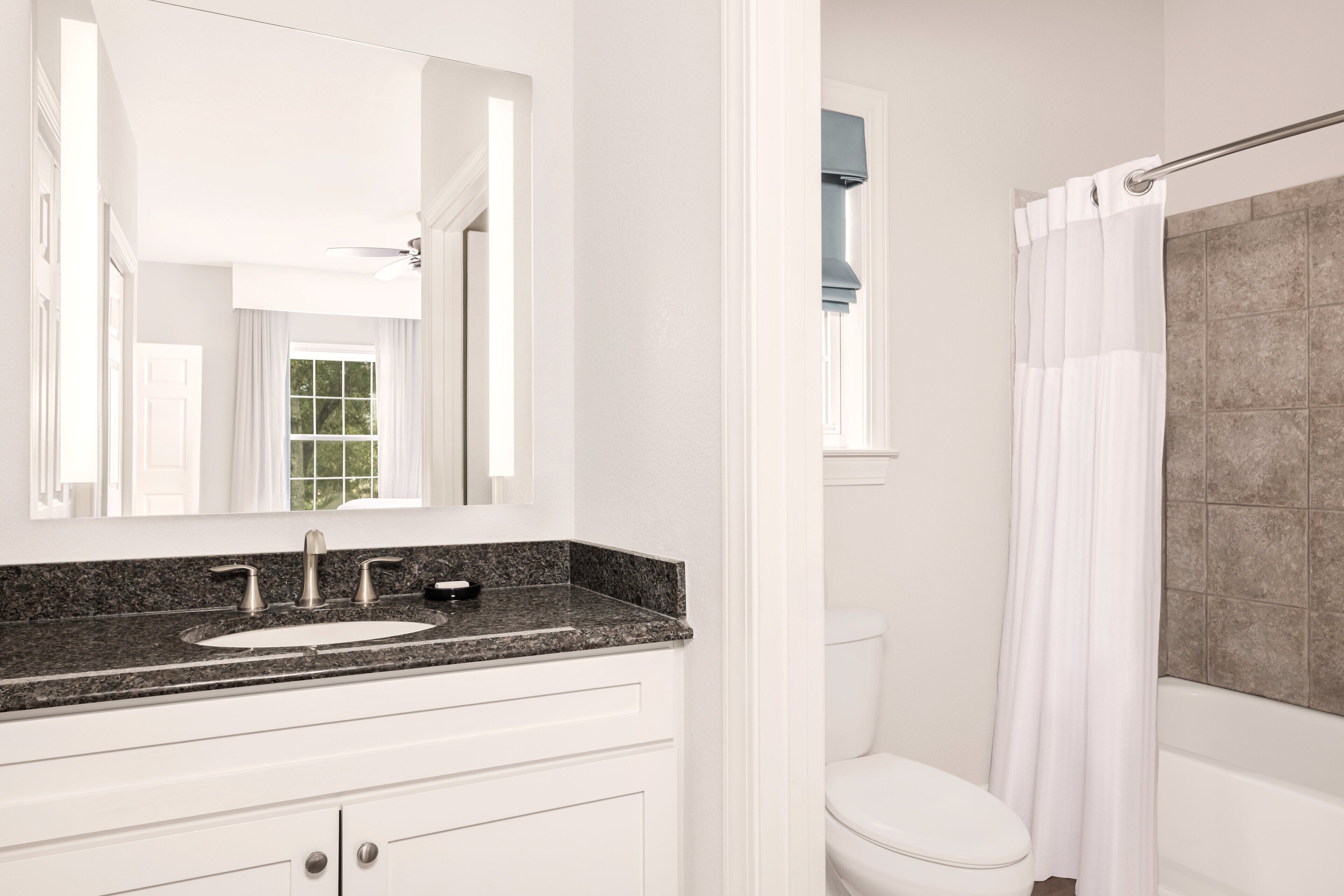 standard condo, 3 bedrooms, non smoking | bathroom | free toiletries, towels