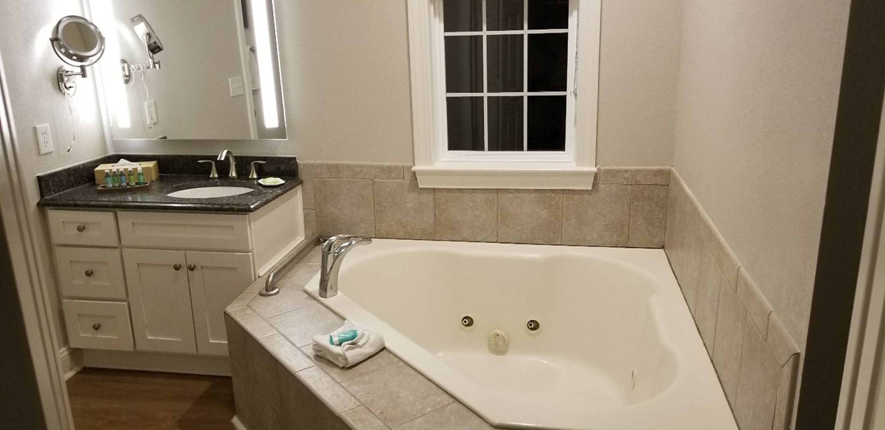 standard condo, 3 bedrooms, non smoking | bathroom | free toiletries, towels