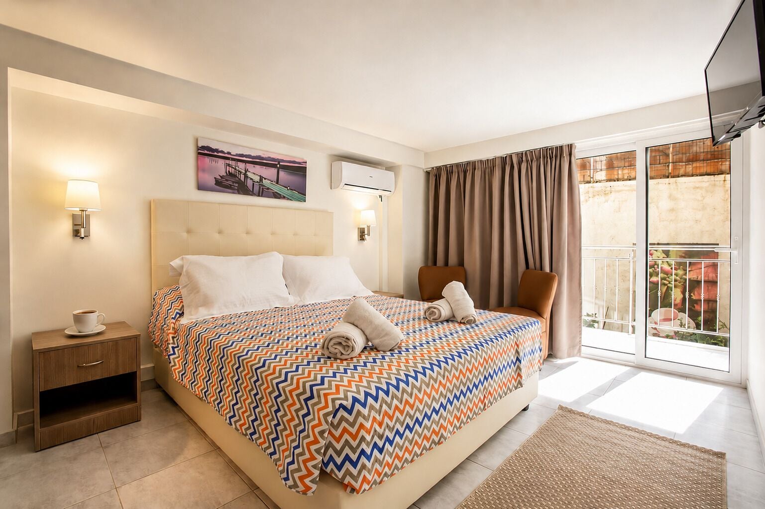Habitación estándar doble, balcón | Minibar, caja fuerte, escritorio y sistema de insonorización