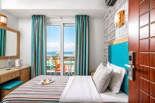 Standard Room, Harbor View | Minibar, in-room safe, desk, soundproofing