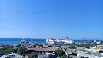 Quarto standard, vista para o porto | Vista para praia/oceano