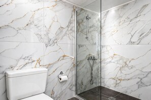 Ducha, secador de pelo, toallas