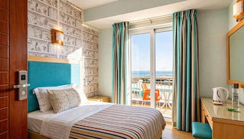 Deluxe Single Room, Sea View | Minibar, in-room safe, desk, soundproofing