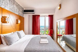 Standard Room, Harbor View | Minibar, in-room safe, desk, soundproofing