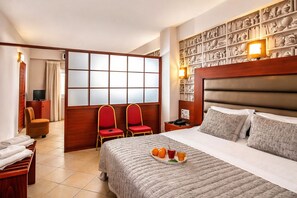 Family Suite | Bar mini, peti besi dalam bilik, meja, kalis bunyi 