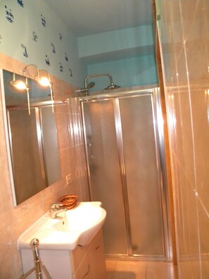 Twin Room | Bathroom | Shower, free toiletries, hair dryer, bidet - La Piazzetta (Lecce)