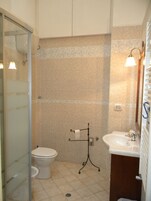 Habitación familiar | Baño | Ducha, artículos de higiene personal gratuitos, secador de pelo y bidé