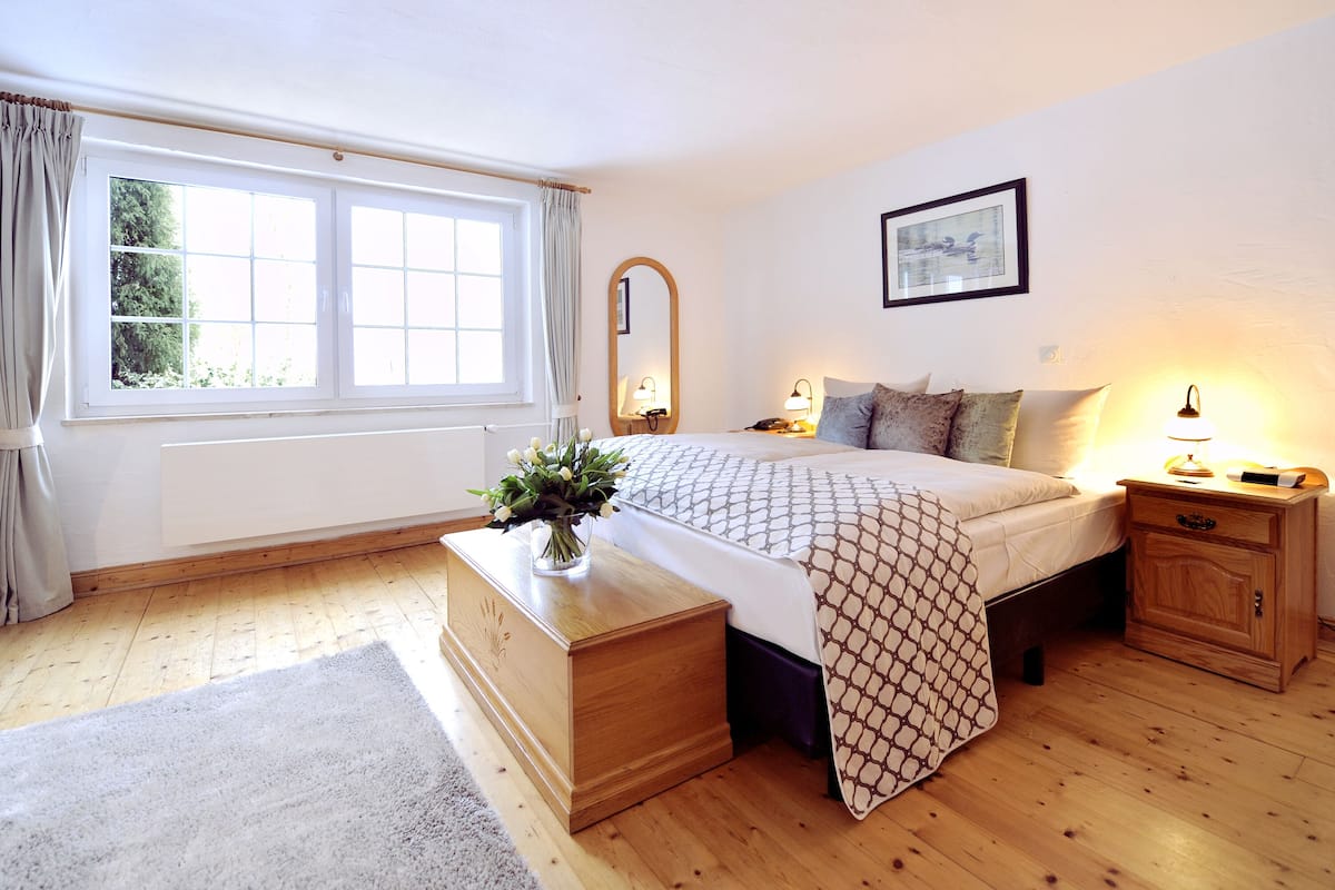 Luxe beddengoed, een kluis op de kamer, een bureau
