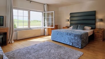 Tweepersoonskamer, 1 tweepersoonsbed | Luxe beddengoed, een kluis op de kamer, een bureau