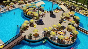 Innenpool, 2 Außenpools, Sonnenschirme, Liegestühle