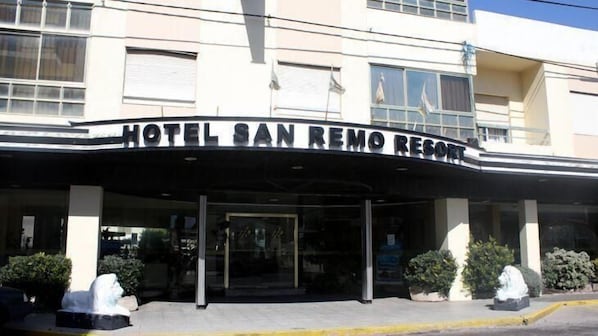 The entrance of Hotel San Remo Resort with a covered entrance and a clear view of the building facade.