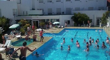 Una piscina techada, una piscina al aire libre