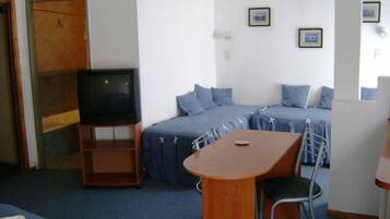 Cofres nos quartos, berços grátis, Wi-Fi de cortesia, roupa de cama