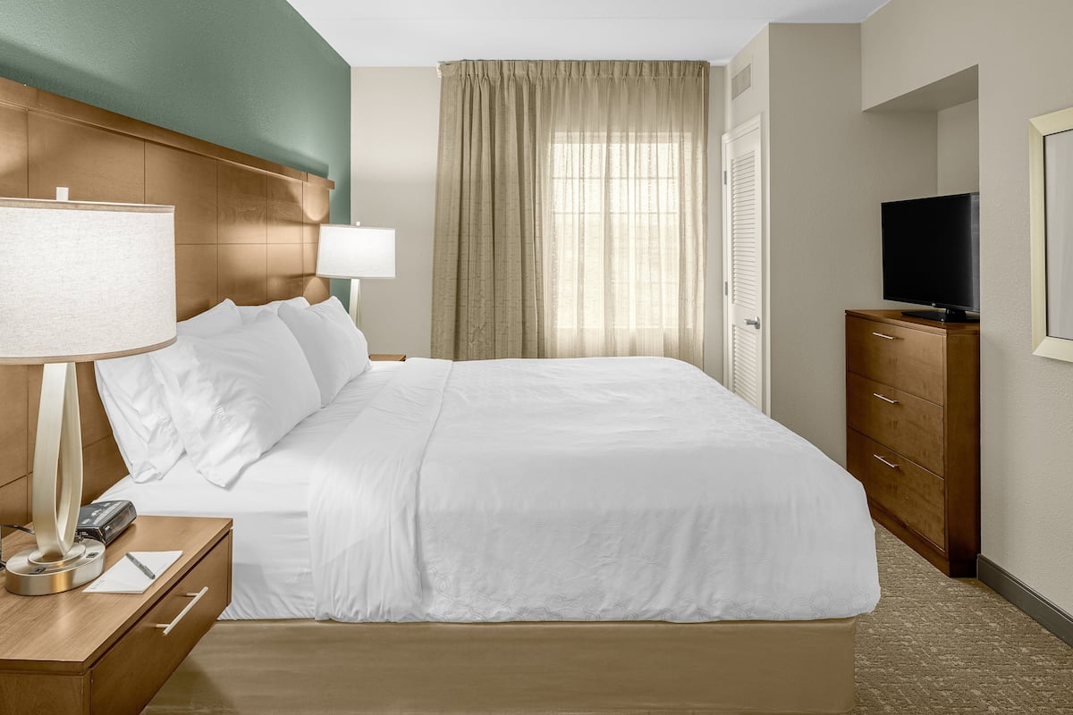 1 Schlafzimmer, Schreibtisch, Bügeleisen/Bügelbrett