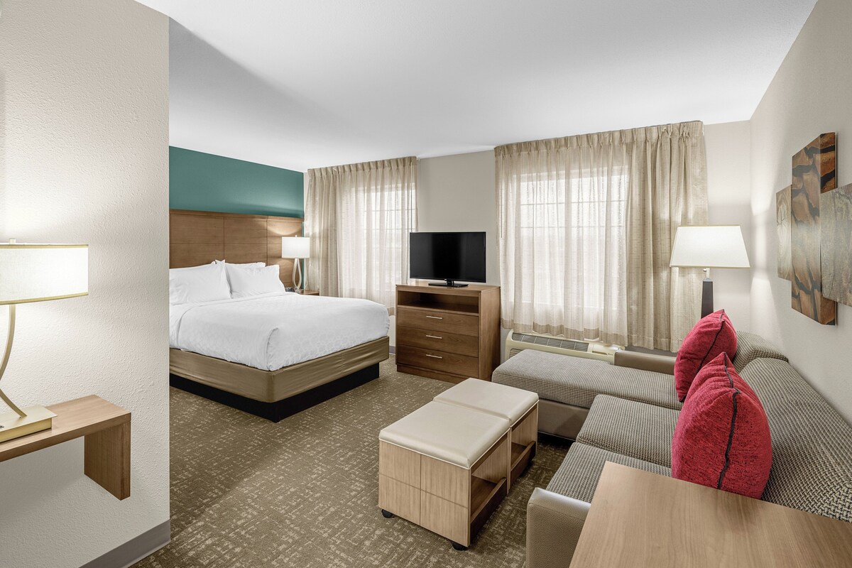 Studio Suite, 1 Queen Bed with Sofa bed, Kitchen | Desk, iron/ironing board, cribs (free), WiFi (free)