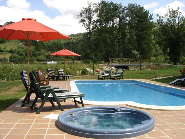 Piscina externa sazonal, funciona das 10h30 às 20h30, guarda-sóis