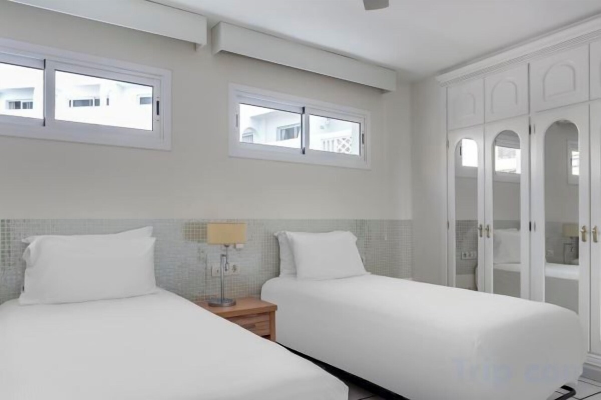 Pillowtop beds, in-room safe, iron/ironing board, cribs (free)