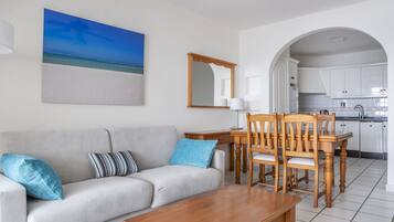 Familienapartment, 1 Schlafzimmer, Balkon | Wohnbereich | 32-Zoll-Flachbildfernseher mit Satellitenempfang, Fernseher
