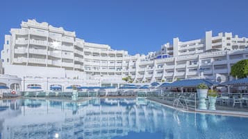 Una piscina al aire libre, una piscina climatizada