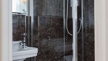 Chambre Double Supérieure | Douche de la salle de bain