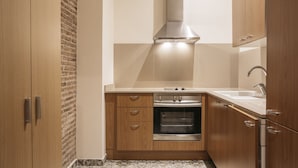 Standard Apartment | Private kitchen | Coffee/tea maker, full-size fridge, microwave, oven - Wello Apartments (Barcelona)
