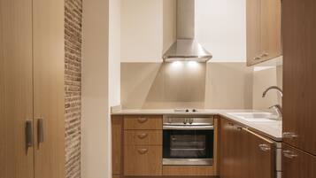 Appartamento Standard | Cucina privata | Frigorifero con congelatore, microonde, forno, piano cottura