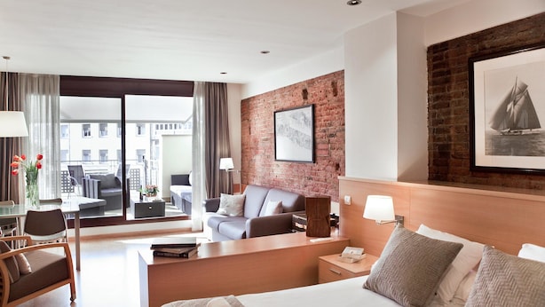 In-room safe, iron/ironing board, cribs (surcharge), WiFi (free) - Wello Apartments (Barcelona)