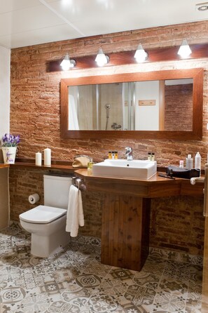 Shower, free toiletries, hair dryer, towels - Wello Apartments (Barcelona)