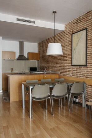 Executive Apartment | Private kitchen | Full-size fridge, microwave, oven, stovetop - Wello Apartments (Barcelona)